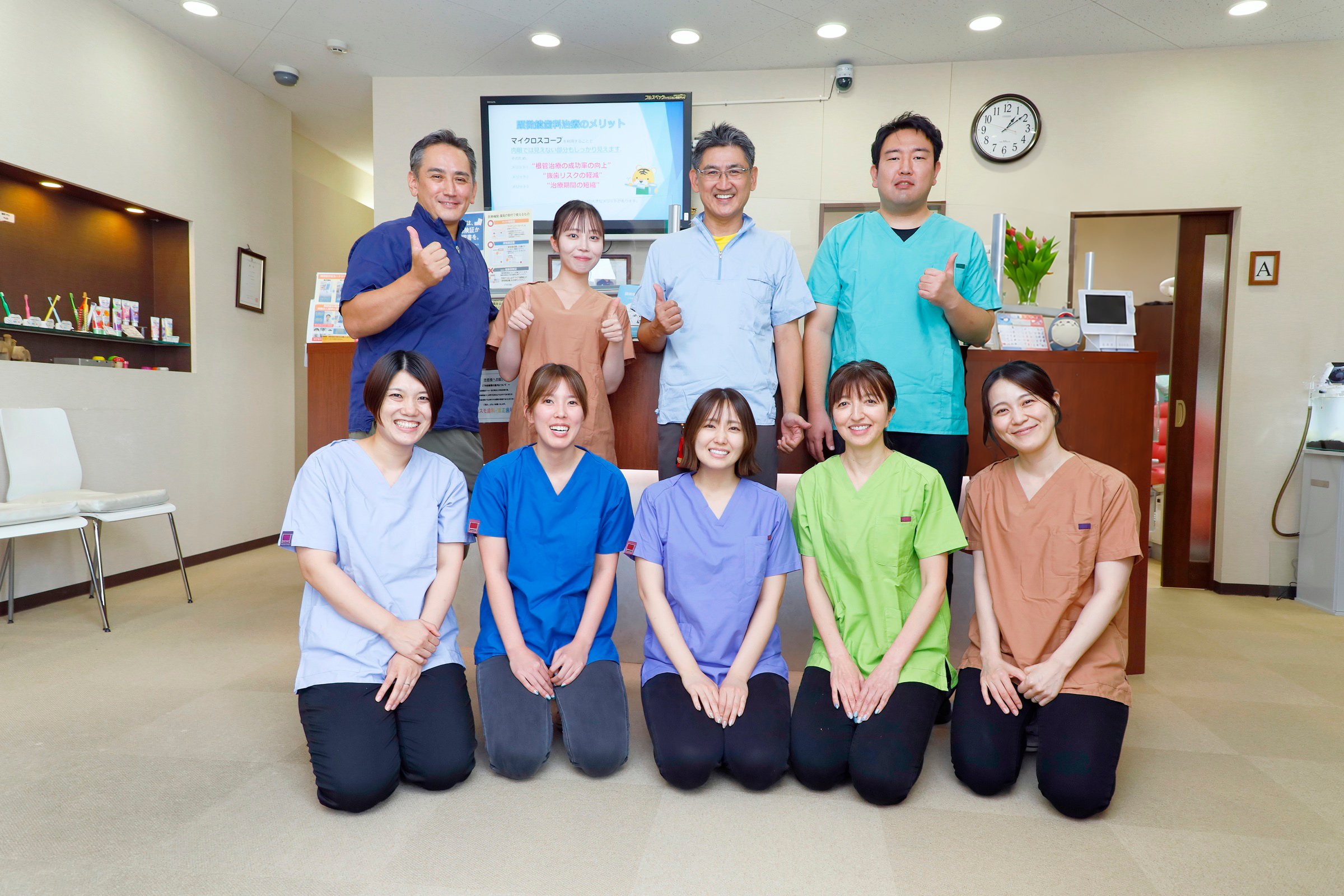 受付前に集合したコスモ歯科・矯正歯科医院のスタッフ