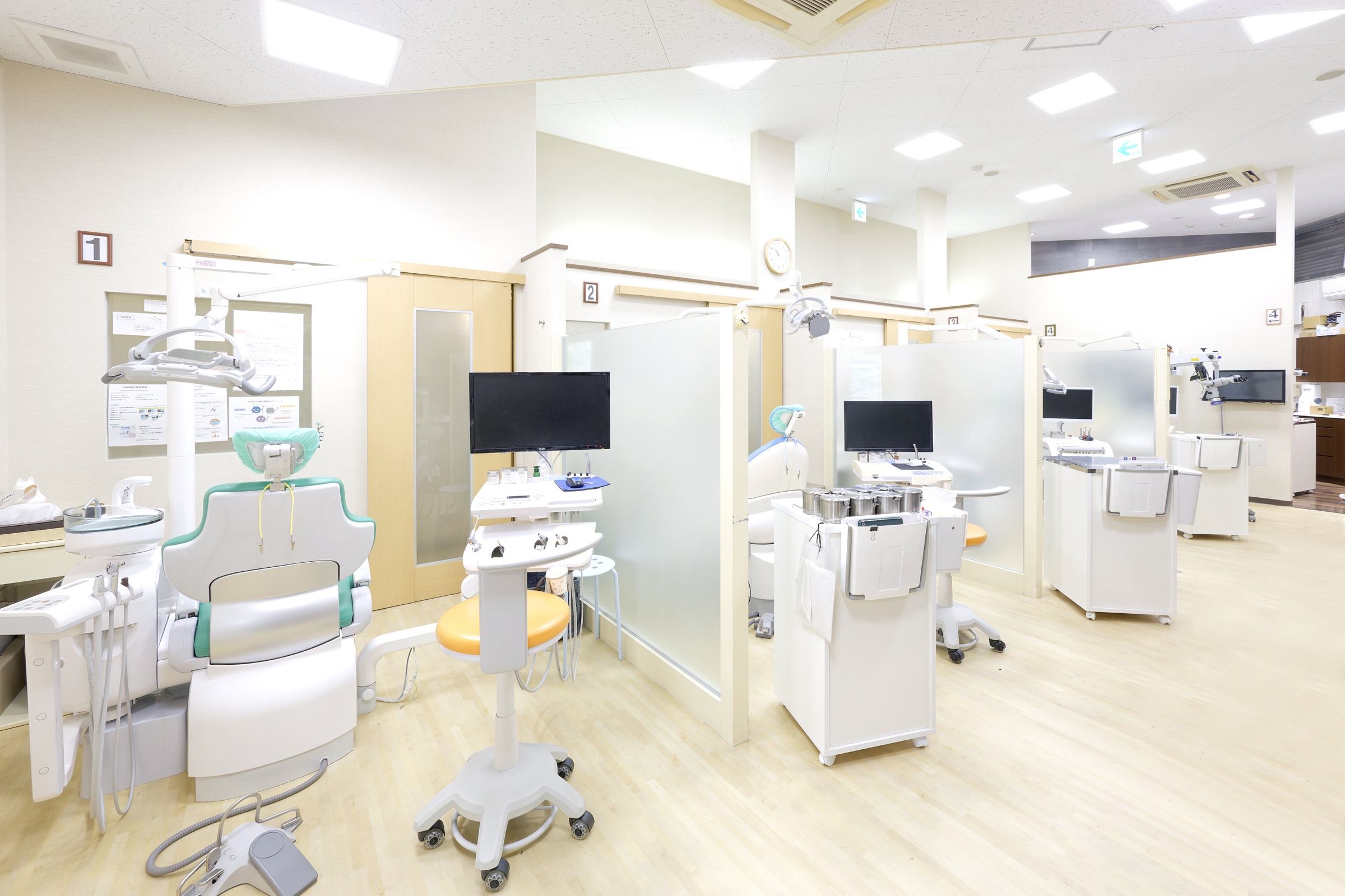 患者さんをお迎えする前の清潔な半個室診療スペース