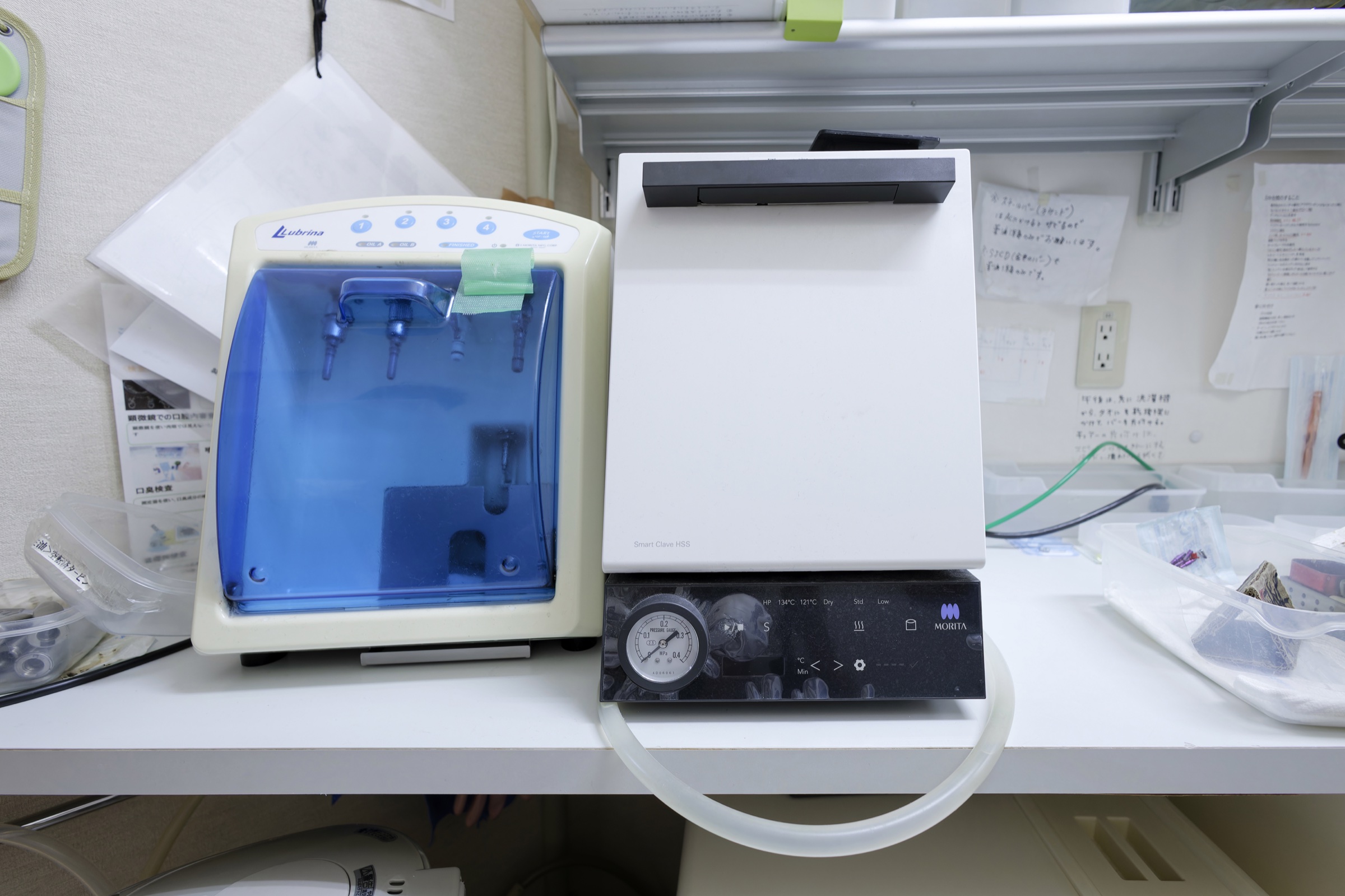 左のLubrinaと右の小型高圧蒸気滅菌器Smart Clave HSS