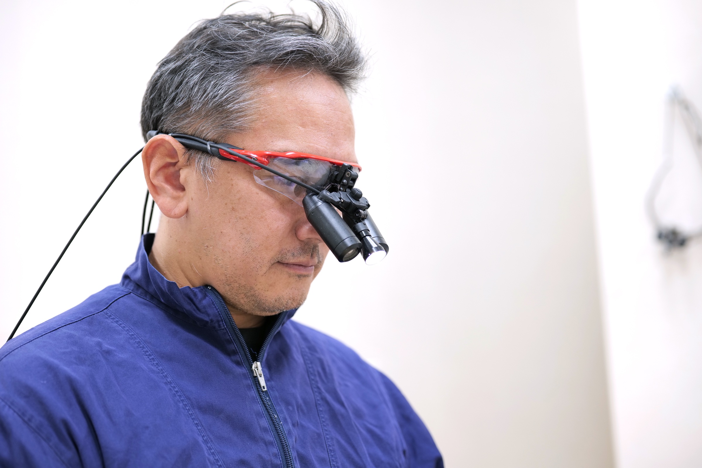 院長がライト付き拡大鏡を装着している様子